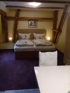 two beds in a room with purple floors and ceilings at Landhausidyll Apartment 4 in Grundshagen