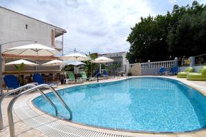 Piscine de l'établissement Palm Beach Hotel Ακτή Φοινηκα ou située à proximité