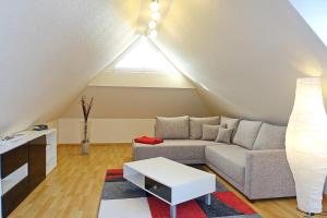 sala de estar con sofá y mesa en Wiesengrund 9a Wohnung Bornholm en Wittenbeck