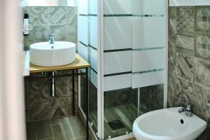 A bathroom at Mercede Rooms