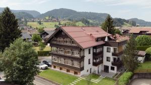 una vista aérea de una casa con techo rojo en Goldbrunn, en Oberstdorf