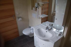 Koupelna v ubytování Hotel Rauscher - Das Naturteichparadies