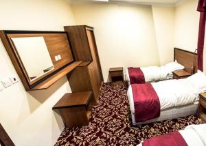 Postel nebo postele na pokoji v ubytování AL Riffa Rii Bakhsh Hotel