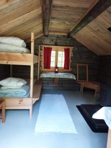 Voodi või voodid majutusasutuse The Old Logging Camp toas