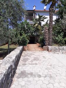 een stenen loopbrug voor een huis bij Apartment Marija in Umag