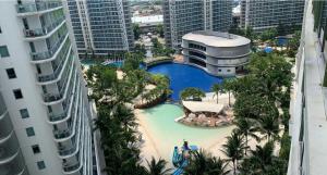 una vista aérea de una piscina en un complejo en Azure Urban Resort, en Manila