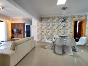TV a/nebo společenská místnost v ubytování Villa Aroa by Villalia