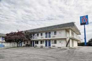 a building with a parking lot in front of it at Motel 6-Coeur D'Alene, ID in Coeur d'Alene