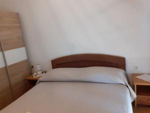 een slaapkamer met een bed en twee nachtkastjes bij Apartment Marija in Umag