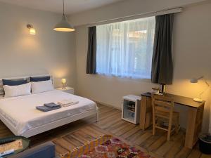 Postel nebo postele na pokoji v ubytování Attalos Suites Hotel