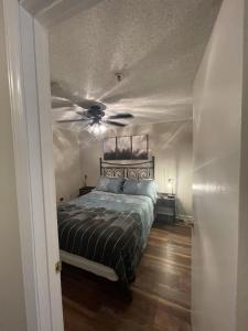 een slaapkamer met een bed en een plafondventilator bij Mountain Lodge getaway, ski-in/ski-out, heart of the village in Snowshoe