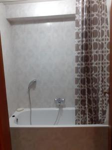 een badkamer met een bad en een douchegordijn bij Apartment Marija in Umag +19 foto's