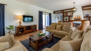 uma sala de estar com sofás e uma televisão em Luxury Villa With Pool in Vineyard Near the Beach em Porches