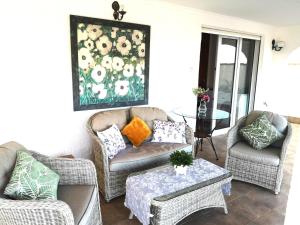 uma sala de estar com duas cadeiras e uma mesa em Casa Karma - Villa with private pool and views em Benitachell