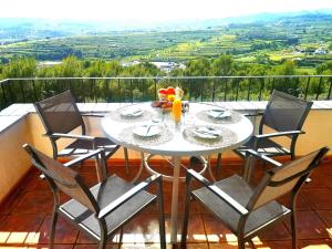 una mesa y sillas en un balcón con vistas en Casa Karma - Villa with private pool and views, en Benitachell