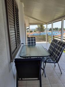 een terras met een tafel en stoelen op een balkon bij Apartment Marija in Umag