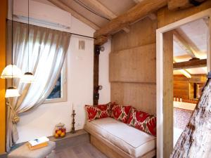 uma sala de estar com um sofá e uma janela em Casa Fluò Relais em Bolonha