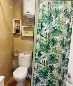 イコー・デ・ロス・ビノスにあるPintadera´s house/Taraのトイレとシャワーカーテン付きのバスルーム