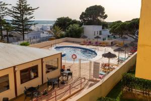 Výhľad na bazén v ubytovaní Apartamento Sereno 2 - Piscina, Garaje, Terraza y Playa alebo v jeho blízkosti