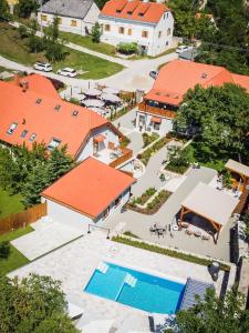 eine Luftansicht eines Hauses mit orangefarbenen Dächern in der Unterkunft Mandilla in Köveskál