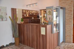 ein Restaurant mit einem Empfangstresen in einem Zimmer in der Unterkunft Hotel Priehrada in Dedinky