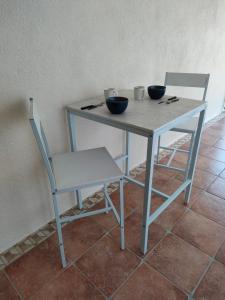 stół i krzesła z dwoma miskami w obiekcie MAS VALLCROSA Chambre suite parentale avec jardin et piscine w mieście Camélas