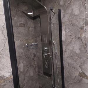 een douche met een glazen deur in de badkamer bij Apartment Paola with free private parking place in Split