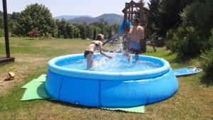 Der Swimmingpool an oder in der Nähe von Dom uKromki z widokiem na Śnieżkę i góry