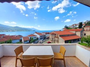 d'un balcon avec une table et des chaises et une vue. dans l'établissement Jovanovic Guest House, à Ohrid