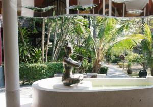 沙美島的住宿－沙美島君怡度假酒店，喷泉中一只鸟的女人的雕像