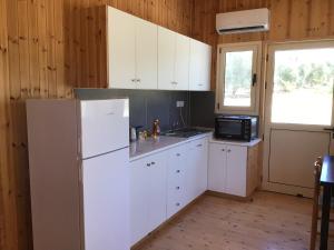 Kuchyň nebo kuchyňský kout v ubytování Pervolaris Cottages 2