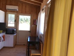 Kuchyň nebo kuchyňský kout v ubytování Pervolaris Cottages 2