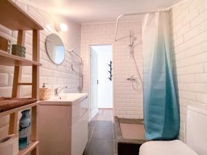 y baño con ducha, aseo y lavamanos. en Upės apartamentai, en Birštonas