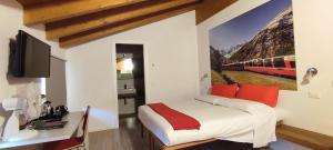 ティラーノにあるLe stanze del Trenino Rossoのベッドルーム1室(ベッド1台付)が備わります。