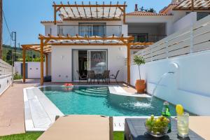 - une piscine dans l'arrière-cour d'une maison dans l'établissement AGNONTAS LUXURY VILLAS, à Agnontas