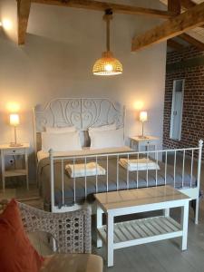 um quarto com uma cama, uma mesa e um candeeiro em Attalos Suites Hotel em Bergama