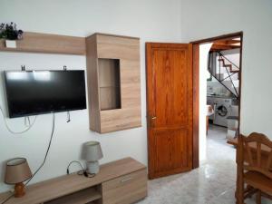 Televízia a/alebo spoločenská miestnosť v ubytovaní Casa Antonia Reyes, a la sombra de Famara