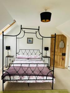 מיטה או מיטות בחדר ב-Brylach Steading