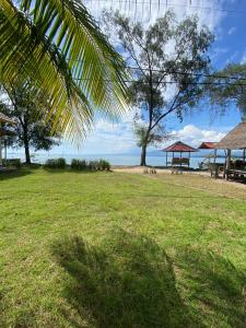 un parque con playa y cenador en Abdi Fantastik, en Gili Air