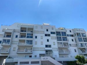 un immeuble situé en face d'un ciel bleu dans l'établissement Studio La Rochelle, 1 pièce, 4 personnes - FR-1-551-38, à La Rochelle