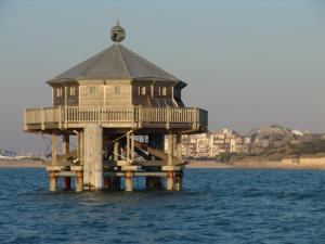 un phare sur l'eau dans l'océan dans l'établissement Studio La Rochelle, 1 pièce, 4 personnes - FR-1-551-38, à La Rochelle