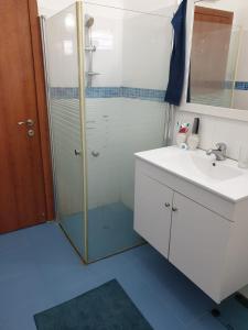 a bathroom with a shower and a sink at צימר ברחובות - Israeli Home in Rechovot