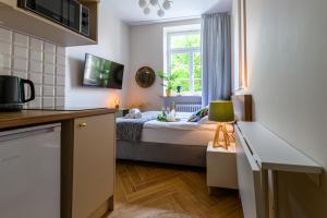 Un dormitorio pequeño con una cama y una ventana. en Movo Old Town Apartments, en Varsovia