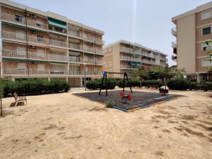 Plac zabaw dla dzieci w obiekcie Punta Prima beach apt Orihuela Costa