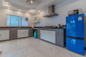 eine große Küche mit einem blauen Kühlschrank in der Unterkunft Mew villa 2 pattaya in Pattaya South