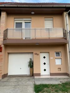 une maison avec un balcon au-dessus dans l'établissement Malom Vendégház, à Szarvas