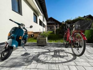 Jízda na kole v ubytování NEW! Tevini Alpine Apartments by we rent nebo okolí