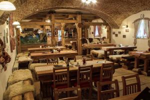 Reštaurácia alebo iné gastronomické zariadenie v ubytovaní Hotel Hospodářský dvůr Bohuslavice
