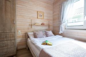Postel nebo postele na pokoji v ubytování Domki Nad Rozlewiskiem Basen, Małpi Gaj w Świetlicy - Wszystko dla Dzieci + 31 fotografií