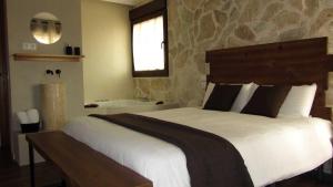 ein Schlafzimmer mit einem großen Bett und einer Badewanne in der Unterkunft La Pintada Casa Rural in Cañícosa